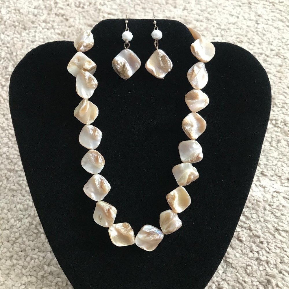 🌸 Necklace & Earring Set – Thick Shell – Like New